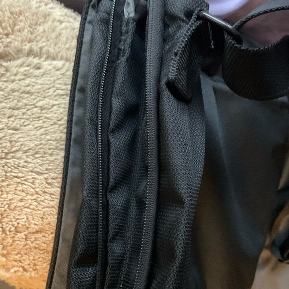 Tumi Med Black Nylon Messenger bag BNWOT - Picture 8 of 9